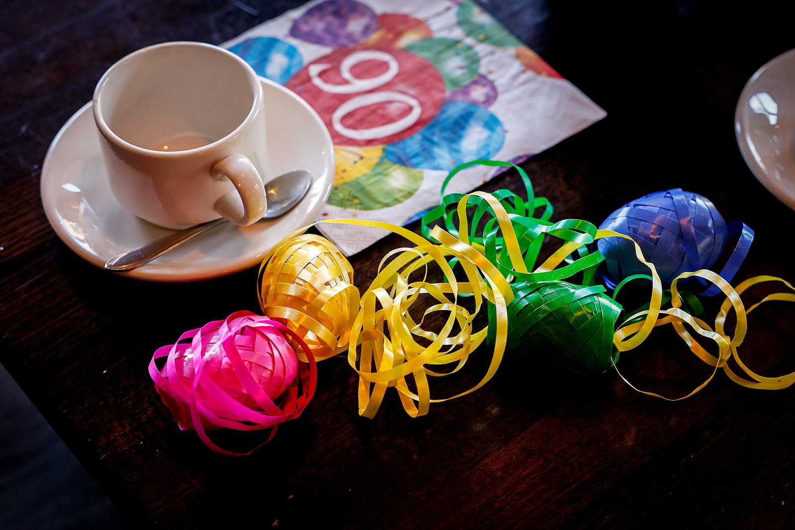 Susan 90 jaar! Feestelijk stilleven van een kopje koffie met slingers ter ere van een 90 jarige verjaardag