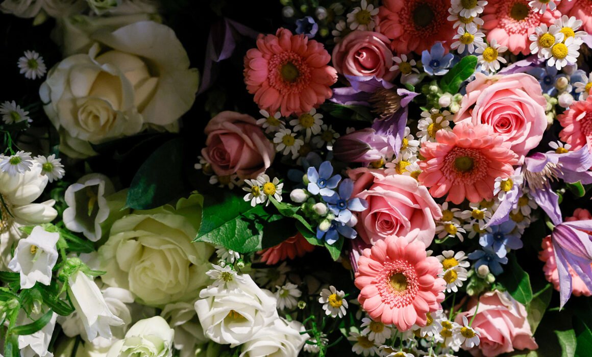 Close-up van de bloemen die familie en vrienden mee hadden genomen.